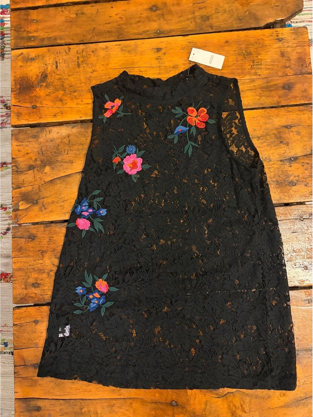 Ann Taylor Black Lace Floral Embroidery Sleeveless Top NWT Size Small